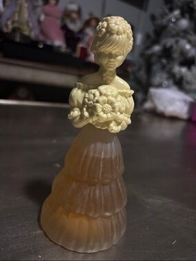 Vintage-Style Yellow Resin Lady Figurine - Decorative Collectible
